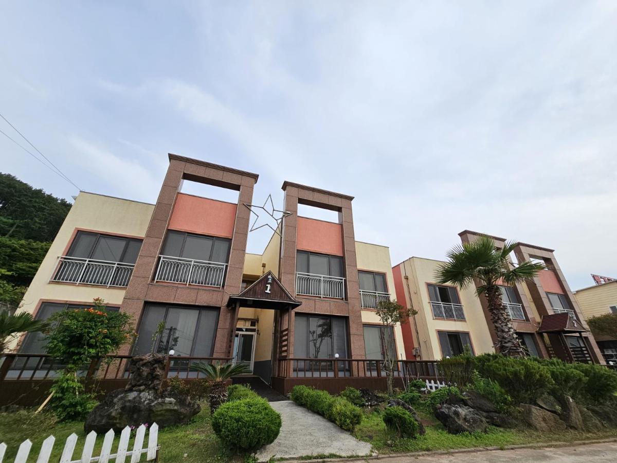 Red Castle Pension Guest House Jeju Exterior photo